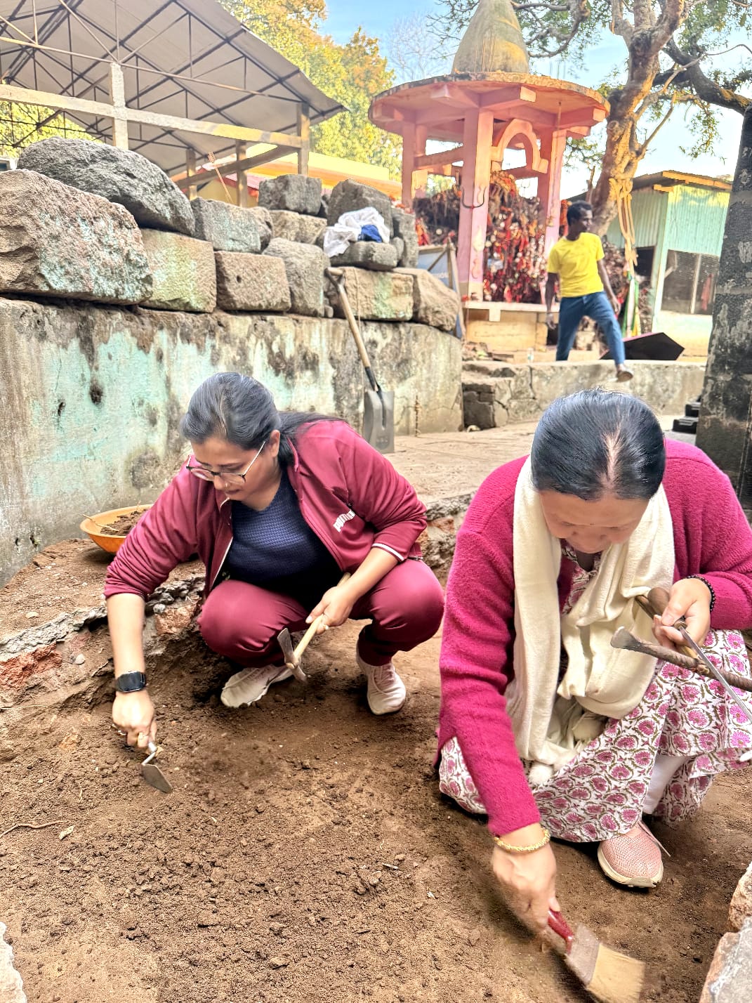 https://www.awazthevoice.in/upload/news/1780389040Chabina_Hassan_(left)_in_her_field_work.jpeg