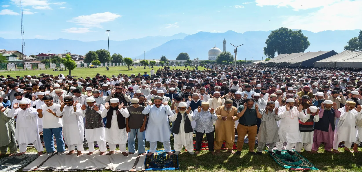 Prayers at Jama Masjid (Basit Zargar)