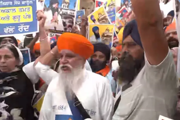 Posters of Jarnail Singh Bhindranwale distributed at Akal Takht Sahib