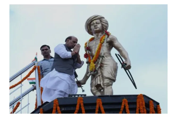 Defence Minister Rajnath Singh paying tribute to legendary tribal freedom fighter Bhagwan Birsa Munda 