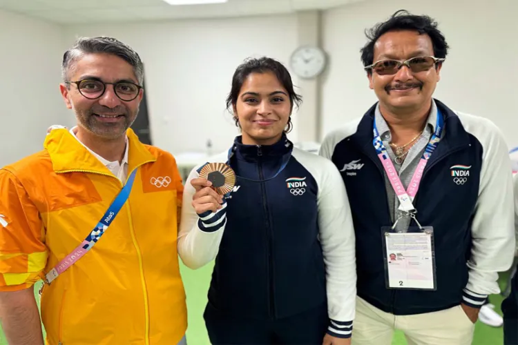 Manu Bhaker (M) poses for a picture with Abhinav Bindra (L) and her coach Jaspal Rana.