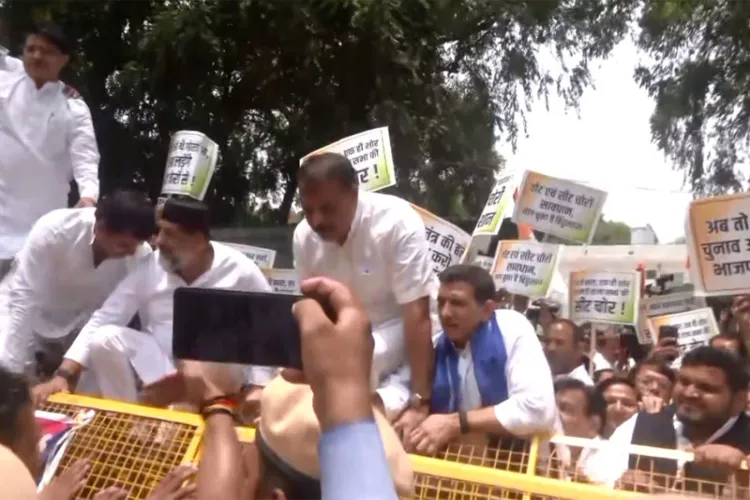 Congress workers stage protest