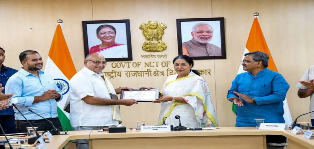 Delhi Chief Minister Rekha Gupta presenting citation to Braveheart Riyazuddin