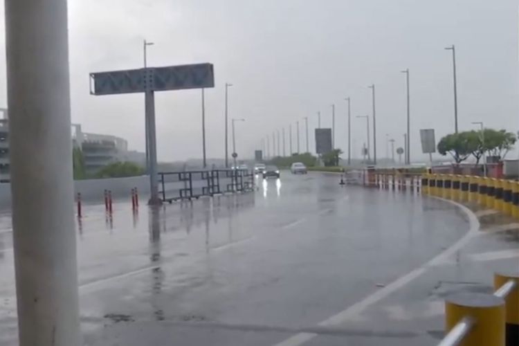 National capital of Delhi receives light rain showers 