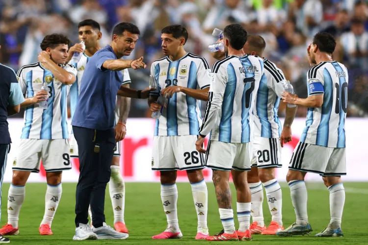 Argentina coach Lionel Scaloni with players during a match