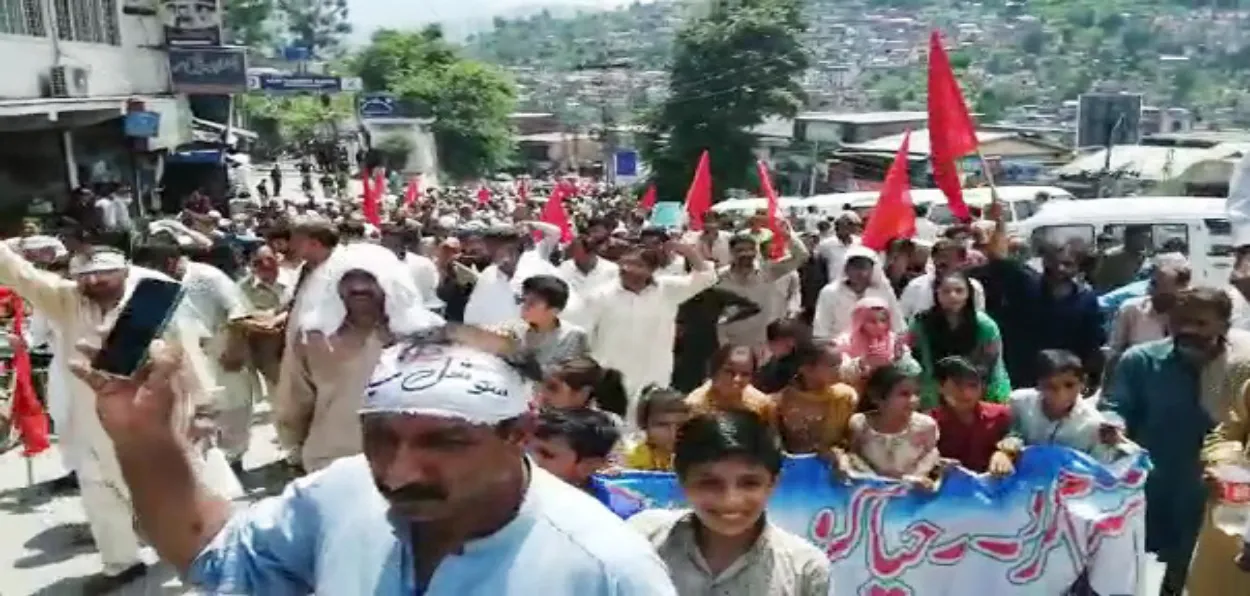 Thousands of protestors staging Anti-Pakistan protest against the construction of dams at Neelum-Jhelum power projects in Muzaffarabad (ANI)