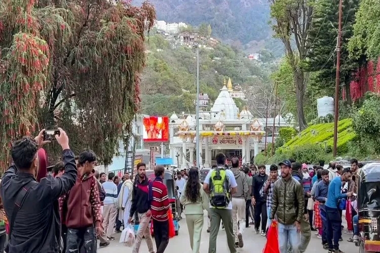Pilgrims on the way to the Mata Vaishno Devi shrine