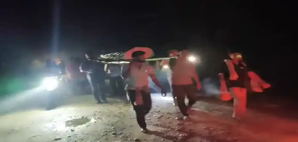 Muslims carrying body of Hindu man to cremation ground in Ambari-Parerchar, village of Assam