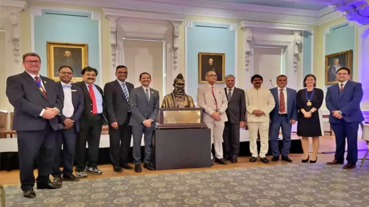 https://www.awazthevoice.in/upload/news/1782287723Sushruta_in_Edin.jpg