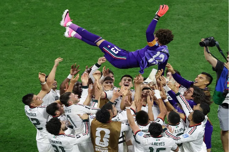 Mexican players celebrate the career of Memo Ochoa after winning their 3rd group game