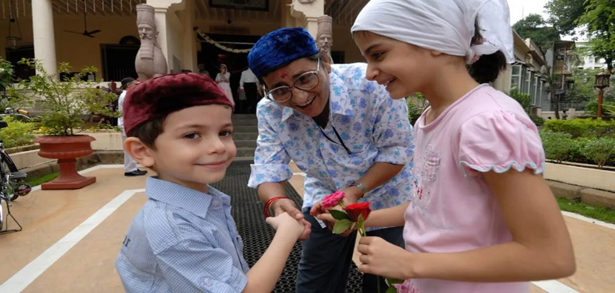 A Parsi family celebrating new year (Zoroastrians.net)