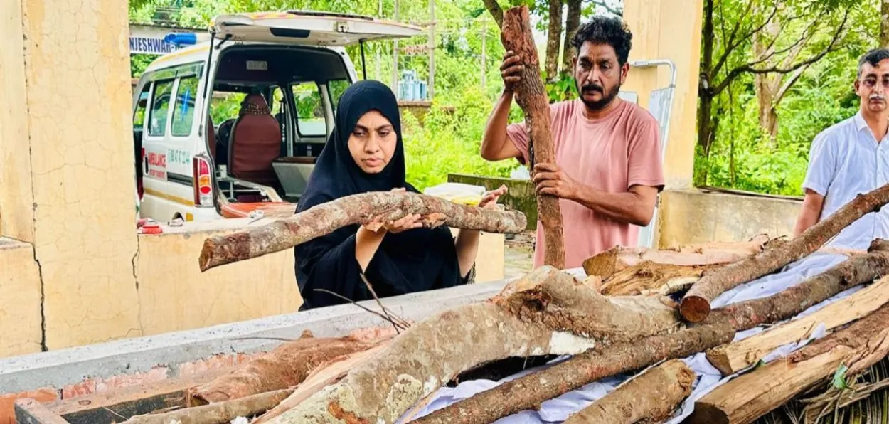 Irfana Iqbal  lighting the pyre for cremation of Narayanan