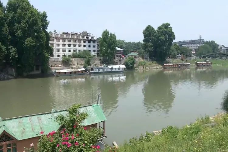 Heat wave continues in Kashmir Valley 