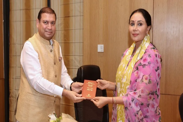 Rajasthan’s Deputy Chief Minister, Diya Kumari felicitated by Sundeep Bhutoria, Founder of Rajasthan Forum and a noted culturist.