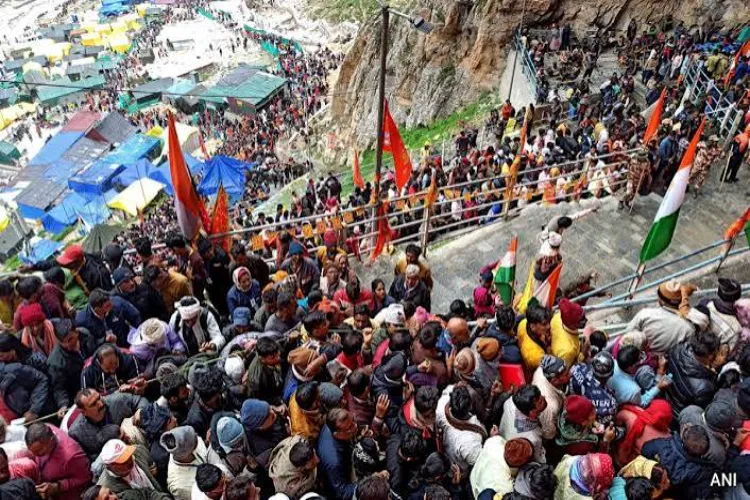 The second batch of more than 3,800 pilgrims left the Jammu base camp for the Amarnath cave shrine