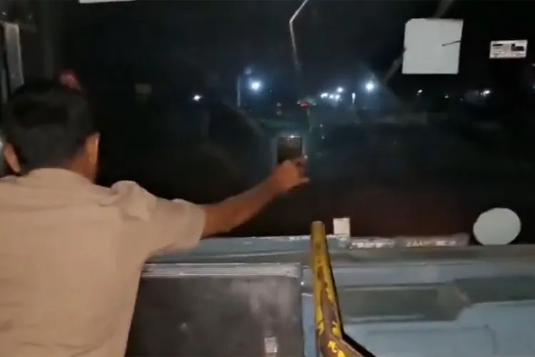 KKRTC bus forced to run at night with a mobile torch as a headlight