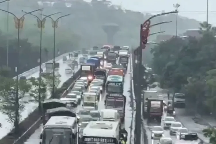 Heavy Rain paralyses Traffic in Navi Mumbai