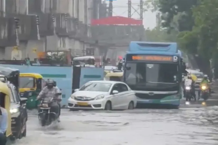 Severe waterlogging on the Mehrauli-Badarpur (MB) Road 