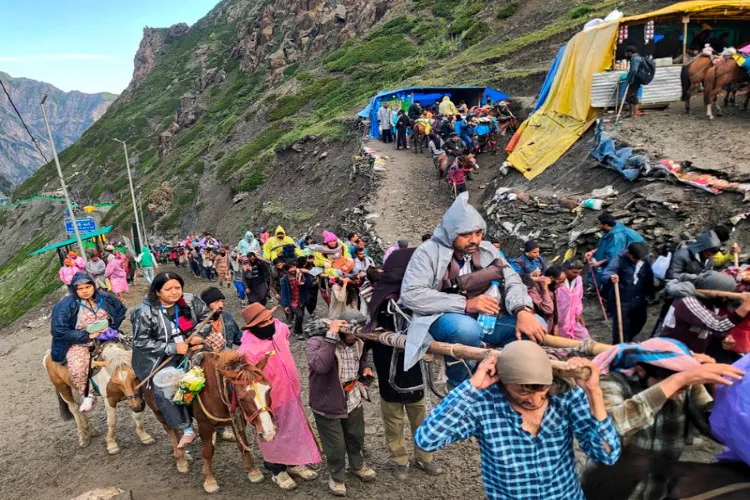 Pilgrims leave for Amarnath from Jammu