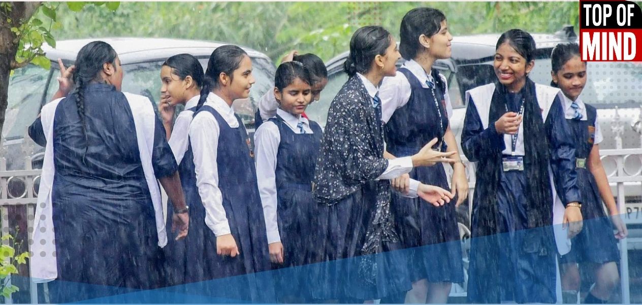 School girls getting drenched while waiting for school bus in Allahabad