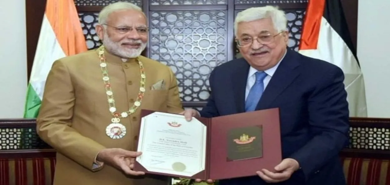 Palestinian President Mahmoud Abbas with PM Narendra Modi with after receiving award