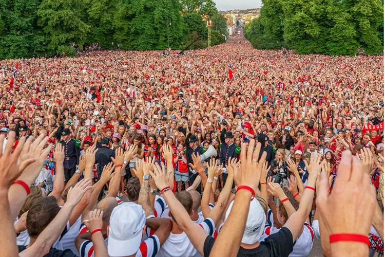 Norwegians welcome the national football team in Oslo on Monday. 