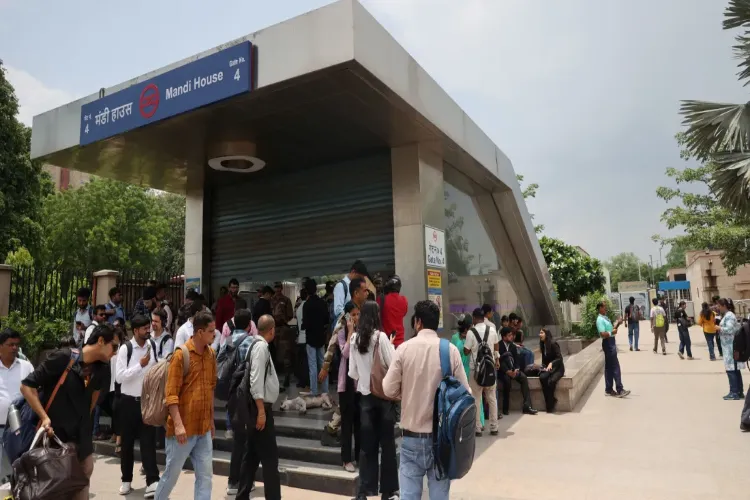 Visuals from a Metro station