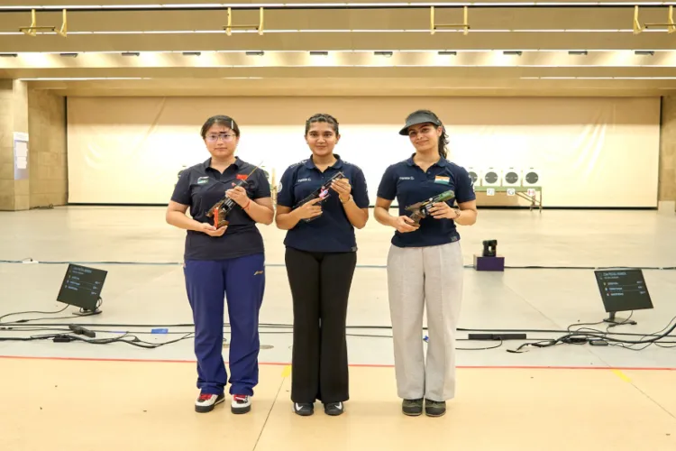 Esha Singh (centre) and Manu Bhaker (right)