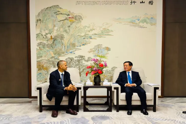 Indian Consul General to Shanghai Pratik Mathur with HE Shi Huifang, secretary of the ruling Communist Party of China’s Shaoxing city
