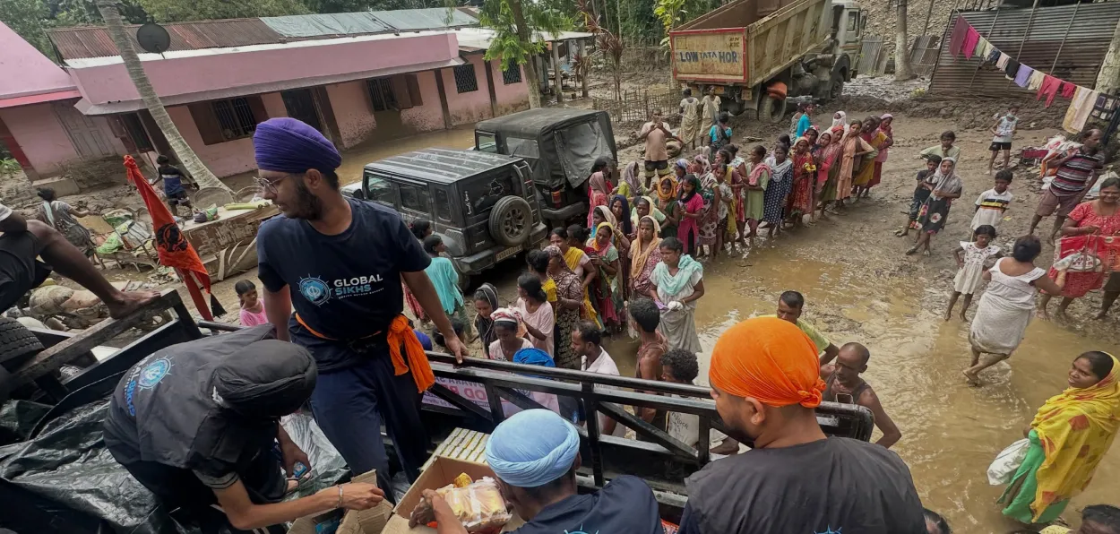Volunteers of Global Sikhs organisation helping Assam's flood affected people