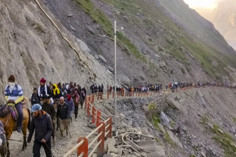 Devotees left the Jammu base camp for the annual Amarnath Yatra 