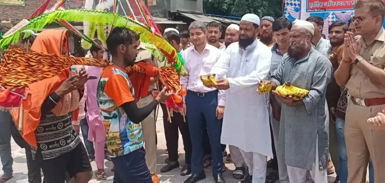 Muslims offering fruits to Kanwar pilgrims