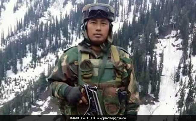 https://www.awazthevoice.in/upload/news/1786531702Ashok_Chakra_Havildar_Hangpan_Dada.jpg