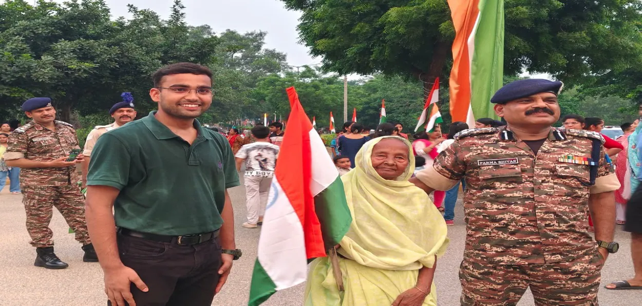 An old woman holding tiranga in Tiranga rally