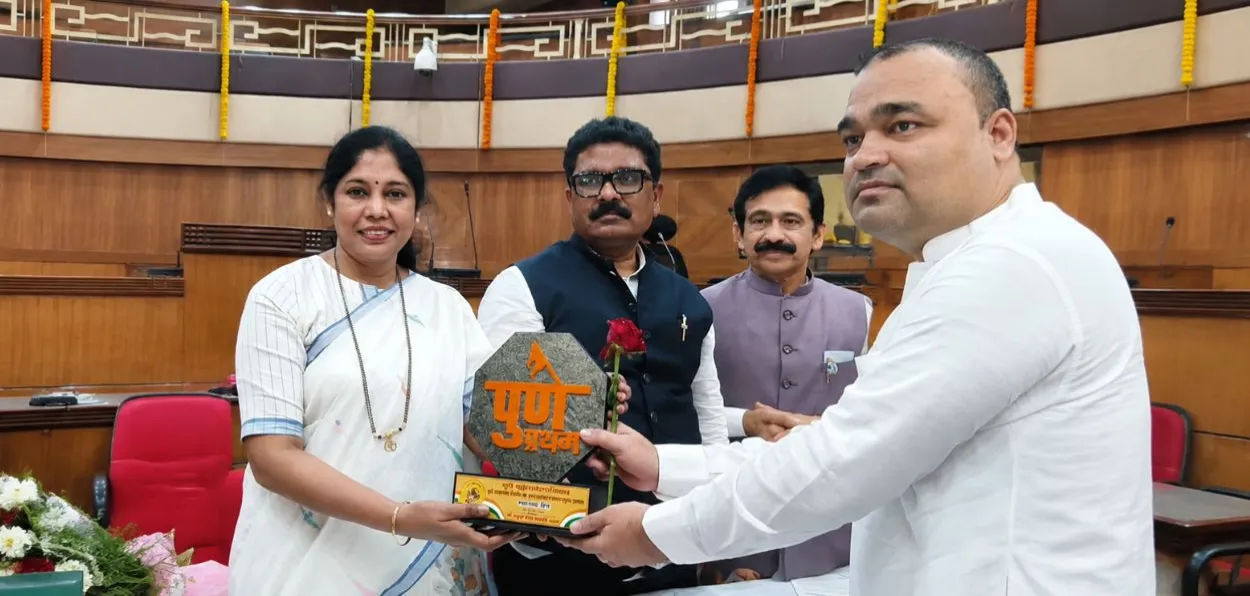 Mayor Manjusha Nagpure presenting award to Khisal Jafri 