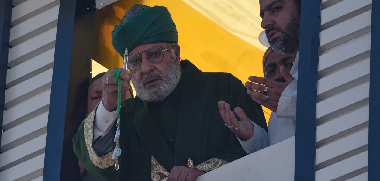Head Priest of Hazratbal Shrine displaying Holy Relic