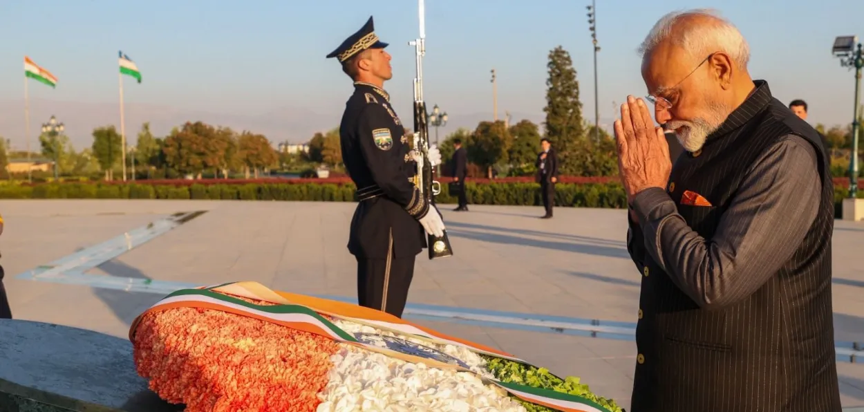 Prime Minister Narendra Modi paying floral tributes at  at the Yangi Uzbekistan Monument, Tashkant (X)