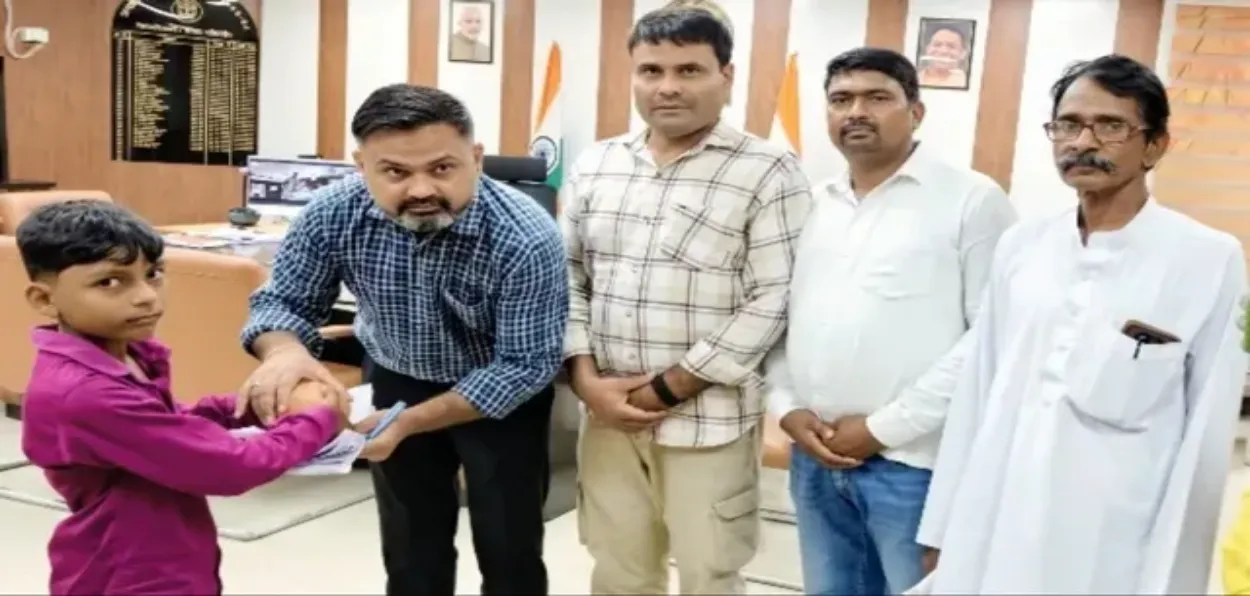 Arbaz Sheikh donating his piggy bank to DM Kushinagar