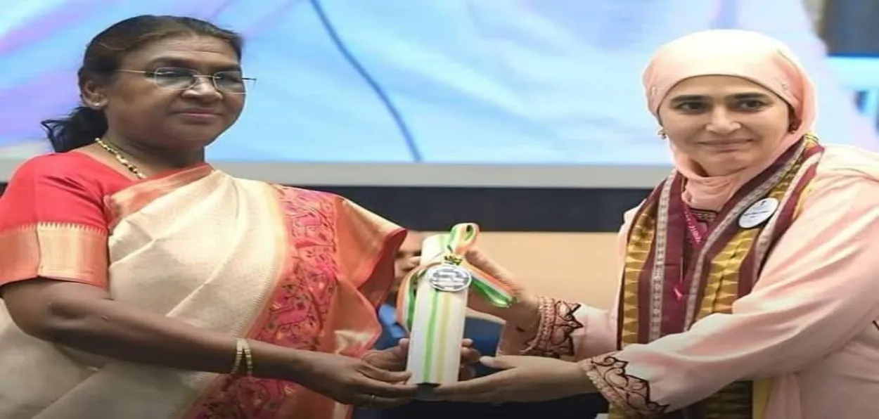 Urfana Amin receiving Best Teachers Award from President droupadi Murmu