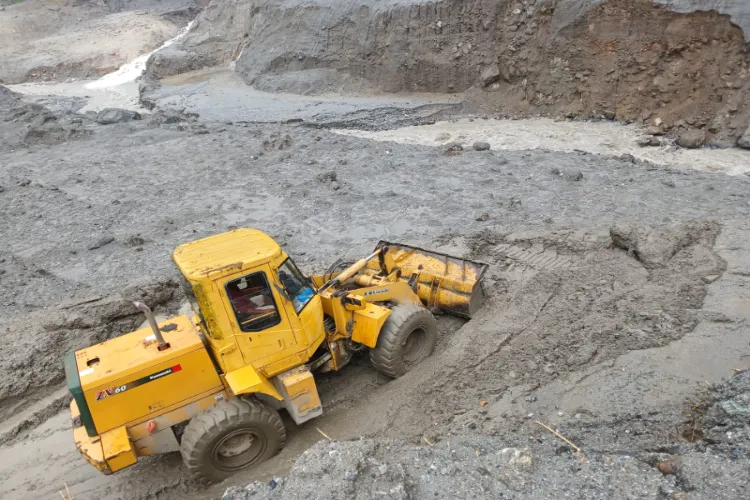 The Indian tunnel rescue team working alongside with Nepali Army dug deeper into Chilime tunnel yesterday draining out water.