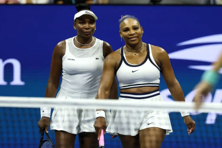 Venus Williams (L) and Serena Williams (R) 
