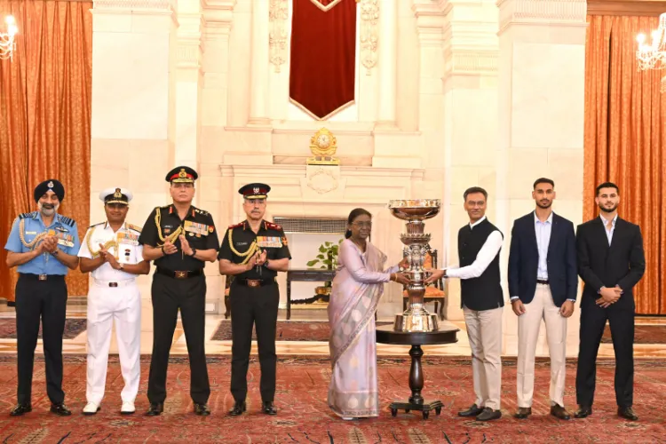 President Murmu handing over the trophy to East Bengal FC.