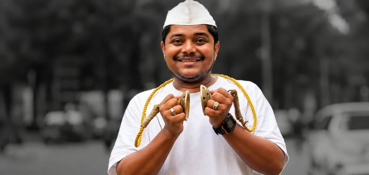 Mohsin Qureshi, content creator singing during Ganeshotsav in Mumbai