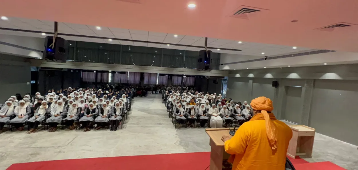 Students of Escola International School, Calicut interacting with Syed Naseruddin Chishty