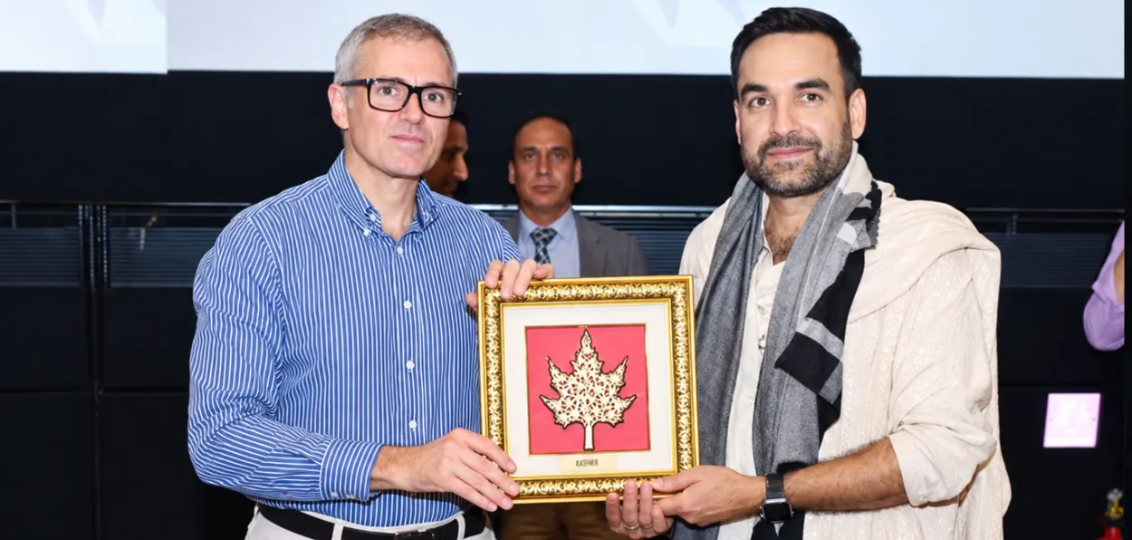 J&K Chief Minister Omar Abdullah presebnting a memento to actor Pankaj Tripathi dueing