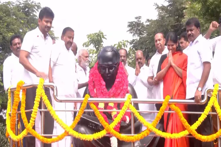 DMK leaders pay tribute at Anna statue