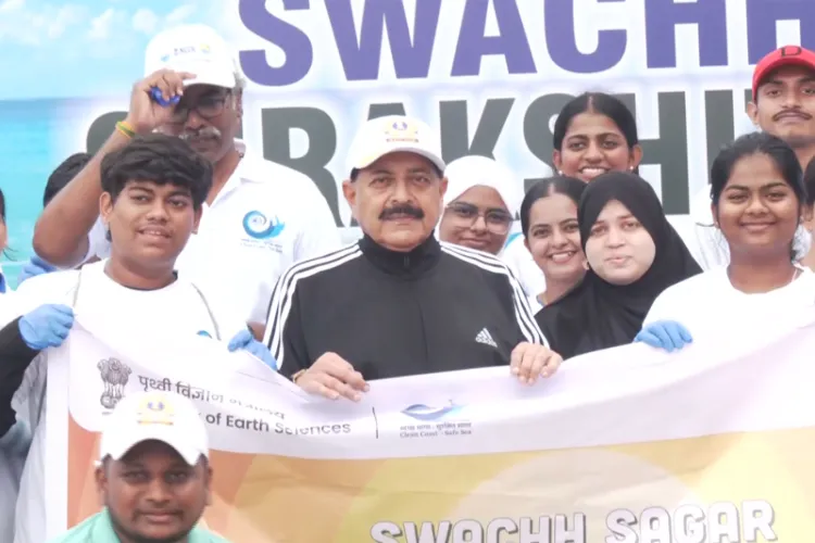 Union Minister Jitendra Singh at ‘Swachh Sagar, Surakshit Sagar’ coastal cleanup campaign