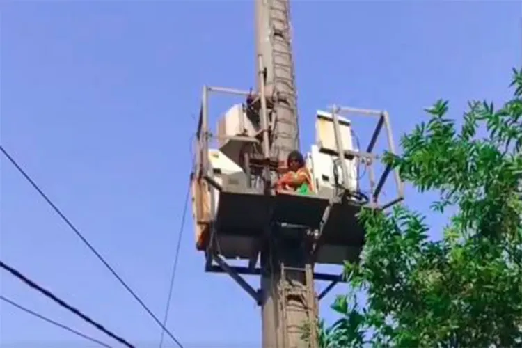 A woman on a tower on Hazratganj's Park Road 