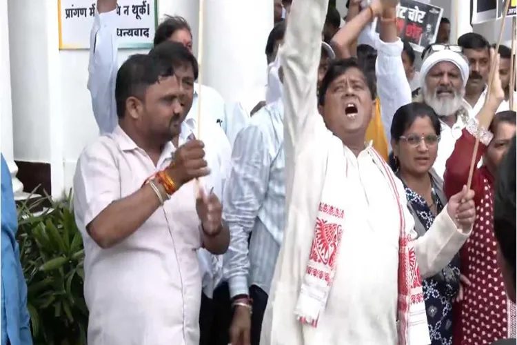 Congress stage protest in Lucknow