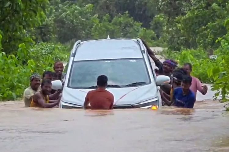 Locals wade through deep floodwaters to rescue stranded car in Odisha's Mayurbhanj